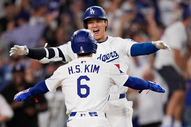 오타니와 ‘결승 득점’ 환호하는 김혜성 - 로스앤젤레스(LA) 다저스의 김혜성이 9일(현지 시간) 미 캘리포니아주 로스앤젤레스 다저 스타디움에서 열린 2025 메이저리그 내셔널리그 디비전시리즈(NLDS·5전3선승제) 4차전 필라델피아 필리스와 경기 11회 말 대주자로 나와 결승 득점을 올린 후 오타니 쇼헤이와 환호하고 있다. 다저스가 2-1로 승리하고 3승1패로 내셔널리그 챔피언십시리즈(NLCS·7전4선승제)에 진출했다. 2025.10.10. 로스앤젤레스 AP 뉴시스