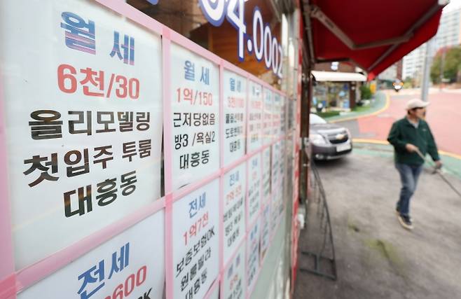 서울 아파트 평균 월세 144만원 ‘역대 최고’ - 21일 서울 시내 한 공인중개사 사무소에 아파트 전월세 매물 안내문이 붙어 있다. 한국부동산원에 따르면 지난달 서울 아파트 평균 월세는 144만원으로, 월평균 기준 역대 최대치를 기록했다. 뉴시스