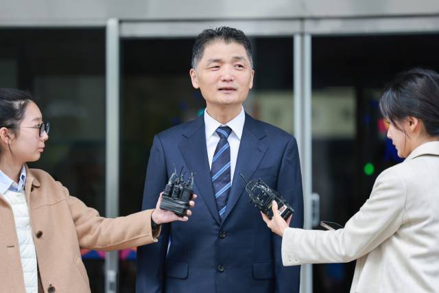 카카오 창업자 김범수 경영쇄신위원장이 21일 양천구 서울남부지방법원에서 열린 1심 선고공판을 마친 뒤 법원을 떠나며 입장을 밝히고 있다. 연합뉴스