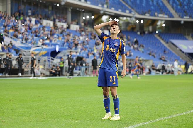 울산 HD 이청용이 지난 18일 광주FC와의 K리그1 홈경기에서 페널티킥 골을 넣은 뒤 세리머니를 하고 있다. 프로축구연맹 제공