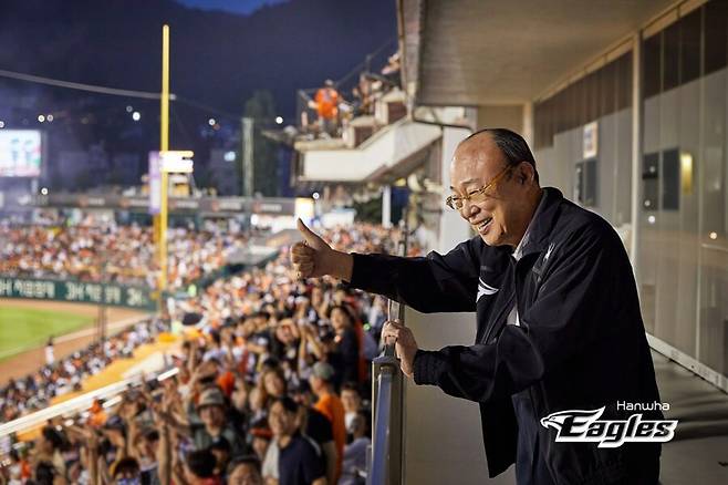 ▲ 김승연 한화그룹 회장이 지난해 대전 한화생명이글스파크를 방문해 팬들의 환호에 손을 흔들고 있다 ⓒ한화 이글스