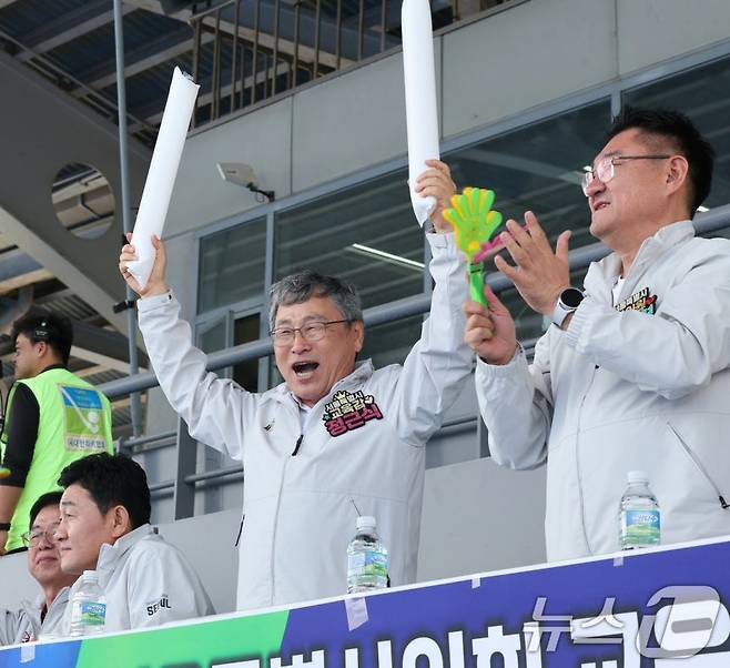 정근식 교육감의 응원모습&nbsp;
