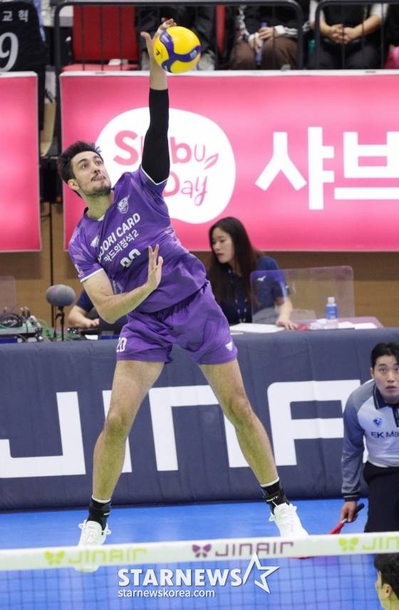 아라우조가 지난 20일 수원실내체육관에서 열린 우리카드 대 한국전력의 '진에어 2025~2026 V리그' 남자부 1라운드에서 서브를 시도하고 있다. /사진=김진경 대기자