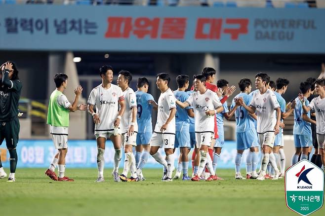 지난 8월 맞대결을 펼친 뒤 인사하고 있는 대구FC와 제주 SK 선수들. /사진=한국프로축구연맹 제공