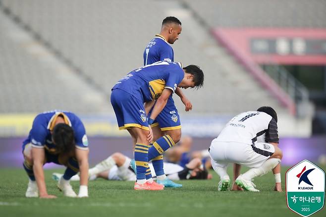 무승부에 아쉬워하고 있는 충남아산 선수들. /사진=한국프로축구연맹 제공