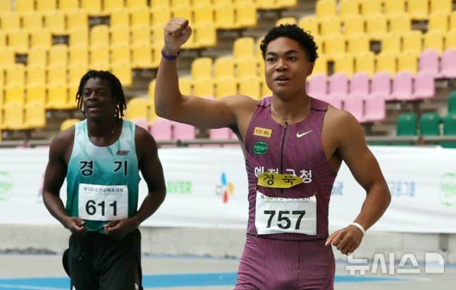 나마디 조엘진(오른쪽)이 지난 19일 전국체전 육상 남자 일반부 100m 결승에서 1위를 차지한 뒤 기뻐하고 있다. /사진=뉴시스
