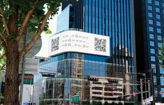 독특한 콘셉트로 Z세대 눈길을 사로잡은 옥외광고. 육회바른연어 제공&nbsp;