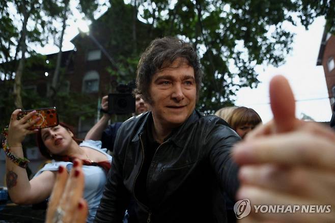 17일(현지시간) 지지자들 만난 하비에르 밀레이 아르헨티나 대통령 [트레스데페브레로 로이터=연합뉴스. 재판매 및 DB 금지]