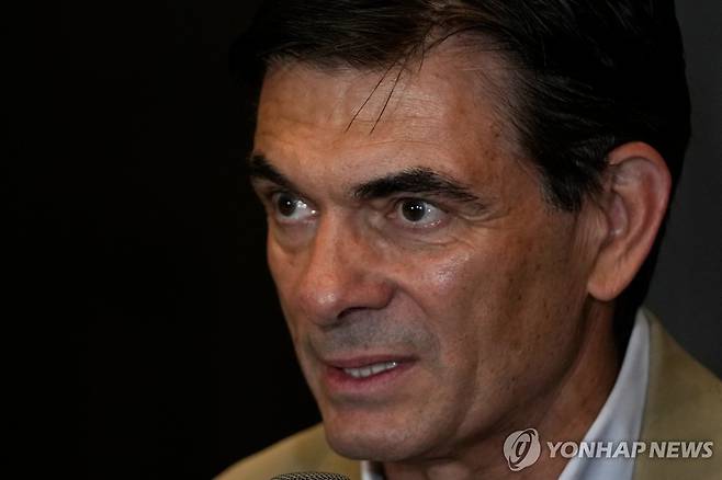 20일(현지시간) 기자회견하는 로드리고 파스 볼리비아 대통령 당선인 [라파스 AP=연합뉴스. 재판매 및 DB 금지]