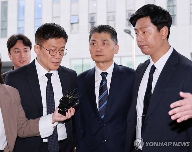 카카오 김범수, 1심 선고공판 출석 (서울=연합뉴스) 홍해인 기자 = SM엔터테인먼트 시세 조종 공모 의혹을 받는 카카오 창업자 김범수 경영쇄신위원장이 21일 양천구 서울남부지방법원에서 열린 1심 선고공판에 출석하고 있다. 2025.10.21 hihong@yna.co.kr