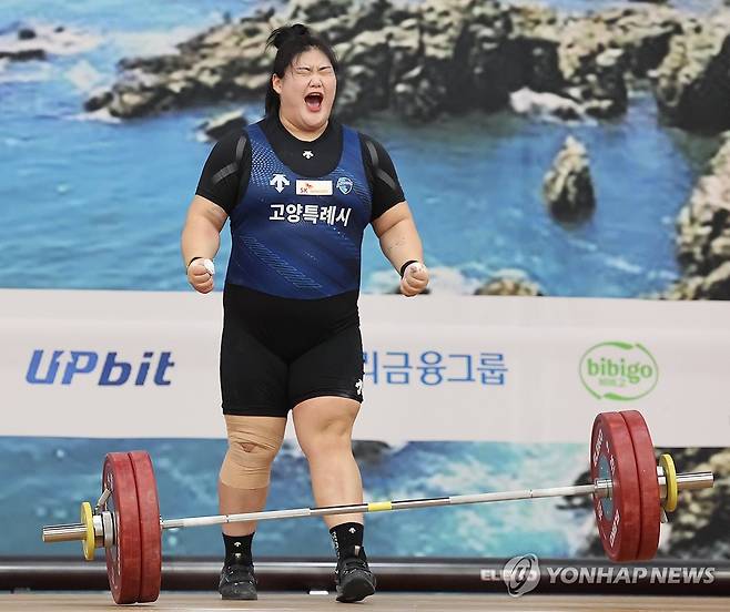 포효하는 박혜정 (부산=연합뉴스) 강선배 기자 = 21일 부산 남구 국민체육센터 2관에서 열린 제106회 전국체육대회 역도 여자일반부 87kg 이상급에서 박혜정(고양시청)이 인상 3차 시기에서 123kg을 들어 올리고 포효하고 있다. 2025.10.21 sbkang@yna.co.kr