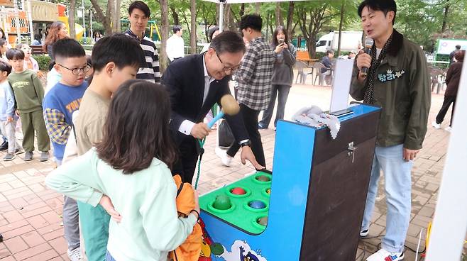 18일 공동주택 공감학교 행사에서 '갈등타파 두더지게임'을 하는 유성훈 금천구청장 [금천구 제공. 재판매 및 DB 금지]