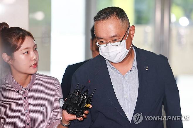 특검 피의자 조사 출석하는 최진규 전 해병 11포병대대장 (서울=연합뉴스) 서대연 기자 = 최진규 전 해병대 1사단 11포병대대장이 1일 피의자 조사 출석을 위해 서울 서초구 이명현 순직해병 특별검사팀 사무실로 향하고 있다. 2025.9.1 dwise@yna.co.kr