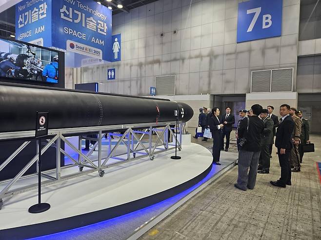 페리지에어로스페이스 기술 설명 듣는 UAE 관계자들 [촬영 조승한]