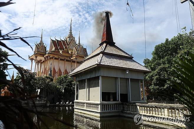 20일 오전 캄보디아 피살 한국인 대학생 부검 (프놈펜=연합뉴스) 서대연 기자 = 캄보디아에서 범죄조직에 납치돼 피살당한 한국인 대학생 박모 씨의 부검이 20일 현지에서 진행될 예정이다.
부검은 박모 씨의 시신이 안치된 캄보디아 프놈펜 턱틀라사원에서 국립과학수사연구원(국과수) 법의관 주도로 우리나라 수사관들 입회하에 이뤄진다. 부검이 끝나면 시신은 화장해 국내로 옮겨질 예정이다. 사진은 19일 턱틀라사원 공공 화장시설 굴뚝에서 연기가 흘러나오는 모습. 2025.10.19 dwise@yna.co.kr