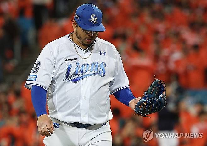 후라도, 7이닝 5실점 (대구=연합뉴스) 윤관식 기자 = 21일 대구 삼성라이온즈파크에서 열린 2025 프로야구 KBO리그 포스트시즌 플레이오프 3차전 한화 이글스와 삼성 라이온즈의 경기. 7회초 삼성 선발투수 후라도가 이닝을 끝내고 마운드를 내려오고 있다. 2025.10.21 psik@yna.co.kr