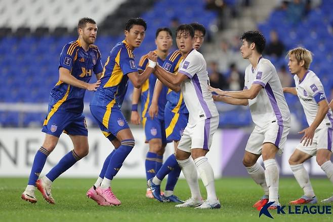울산 허율, 히로시마 김주성의 경합 [한국프로축구연맹 제공. 재판매 및 DB 금지]