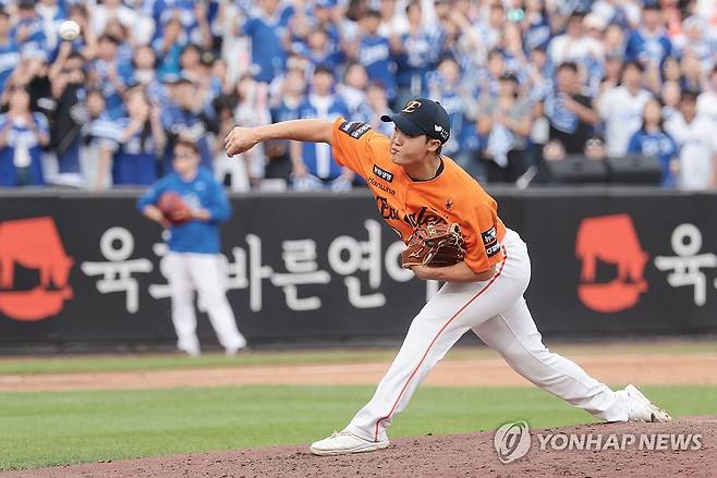 역투하는 한화 정우주 (대전=연합뉴스) 김인철 기자 = 19일 대전한화생명볼파크에서 열린 2025 프로야구 KBO리그 포스트시즌 플레이오프 2차전 삼성 라이온즈와 한화 이글스의 경기. 5회초 교체된 한화 정우주가 역투하고 있다. 2025.10.19 yatoya@yna.co.kr