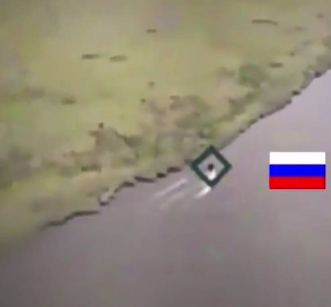 우크라이나군 드론에 포착된 러시아 병사들이 탄 보트 [우크라이나 해병대 40연안방어여단 영상 캡처. 재판매 및 DB 금지]
