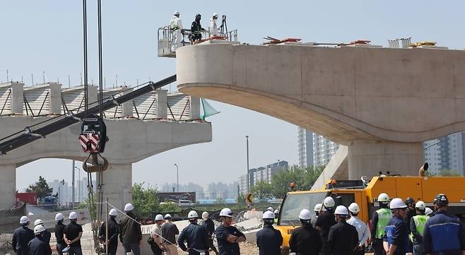 ▲ 지난해 4월 시흥시 월곶동 교량 상판 구조물 붕괴사고 현장에서 시흥경찰,국립과학수사연구원, 고용노동부, 산업안전보건공단,국토관리원 등 관계자들이 사고 원인을 찾기 위해 합동 감식을 하고 있다./김철빈기자 narodo@incheonilbo.com