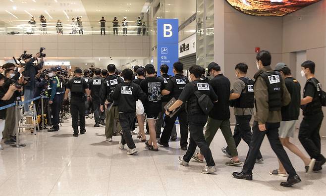 캄보디아 온라인 사기에 가담해 구금된 한국인들이 18일 오전 인천국제공항 제2터미널을 통해 송환되고 있다. 이날 송환에는 경찰 호송조 190여명이 투입됐다. 연합뉴스