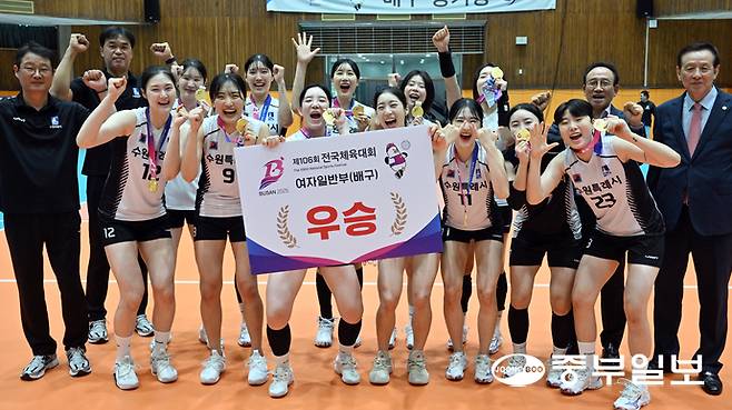 22일 오후 부산시 부산교육청학생교육문화회관에서 열린 제106회 전국체육대회 배구 여자일반부 결승 경기에서 포항시체육회를 3-0으로 꺾고 우승한 수원시청 선수단이 기념촬영을 하고 있다. 부산=김경민기자
