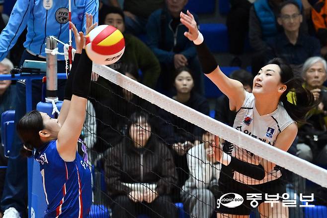 22일 오후 부산교육청학생교육문화회관에서 열린 제106회 전국체육대회 배구 여자일반부 결승 경기에서 윤영인(수원시청) 이 강렬한 스파이크를 날리고 있다. 부산=김경민기자