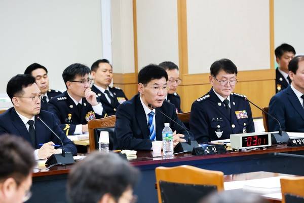 국감서 발언하는 안성식 전 기획조정관(가운데) [사진 = 해양경찰청 제공]