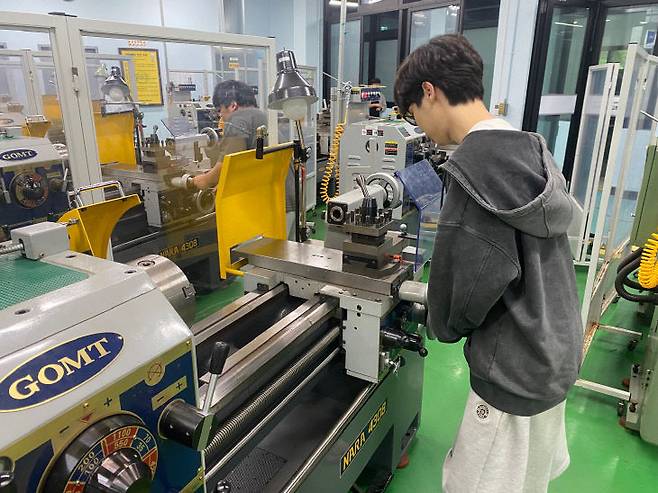 홍성공업고 기계과 학생들이 sns 공작기계활용 수업을 진행하고 있다. /충남교육청 제공