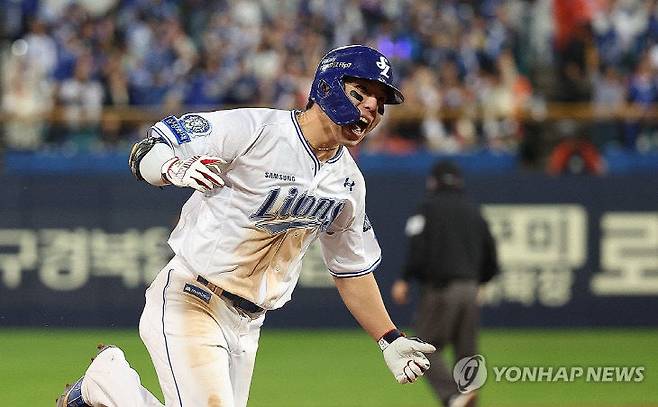 22일 대구 삼성라이온즈파크에서 열린 2025 프로야구 KBO리그 포스트시즌 플레이오프 4차전 한화 이글스와 삼성 라이온즈의 경기. 6회말 1사 주자 1,3루 상황에서 삼성 김영웅이 3점 홈런을 치고 그라운드를 돌며 세리머니하고 있다.(사진=연합뉴스)