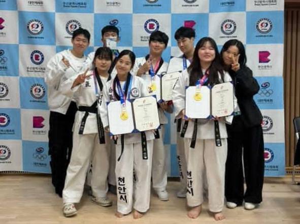 '제106회 전국체육대회' 합기도 대회에 출전한 천안합기도연무관과 화랑합기도 선수단 및 관계자. 천안합기도연무관 제공.