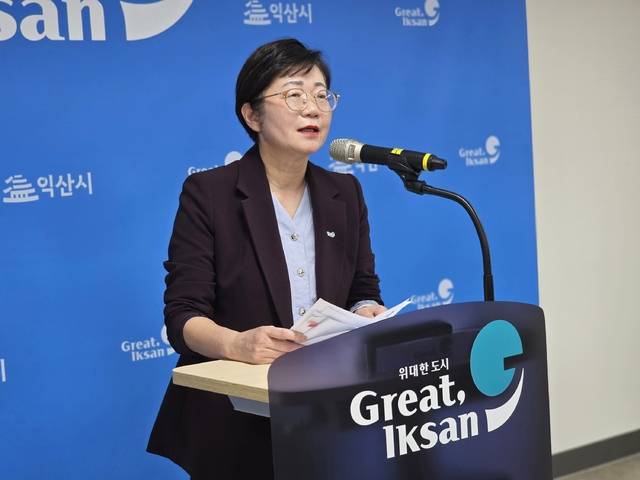 나은정 익산시 복지국장이 22일 브리핑에서 내일의 어린이실 공모사업 추진 계획을 설명하고 있다./사진=송승욱 기자