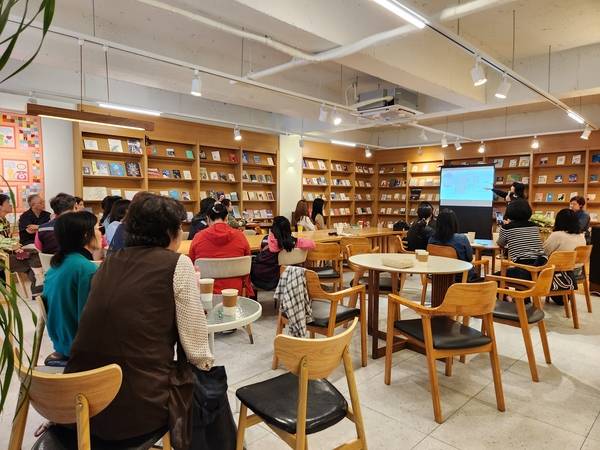 20일 오후 김해 'Cafe The Y'에서 이충열 작가가 '몸에 대한 시선들을 나누다!'는 주제로 이야기를 나누고 있다. /류민기 기자