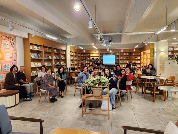 20일 오후 김해 'Cafe The Y'에서 '몸에 대한 시선들을 나누다!'라는 주제로 토크가 진행됐다. 참여자들이 기념촬영을 하고 있다. /류민기 기자