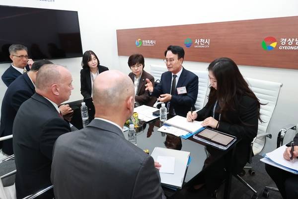 박동식 사천시장이 국외 바이어 등 관계자들과 면담하고 있다. /이영호 기자