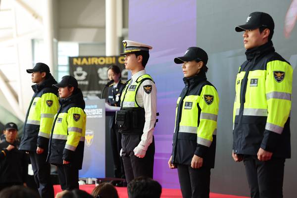 경찰청이 22일 인천 송도에서 열린 '국제치안산업대전'에서 지역경찰과 기동경찰의 복장을 새롭게 선보이며 'K-POL 밸런스 유니폼'이라는 이름으로 소개하고 있다. /연합뉴스