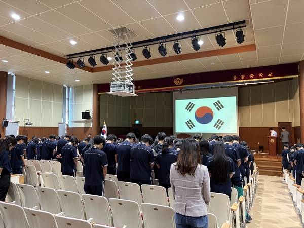 웅동중학교 학생들이 타임캡슐 봉입식에 앞서 순국선열을 기리며 묵념하고 있다. /웅동중