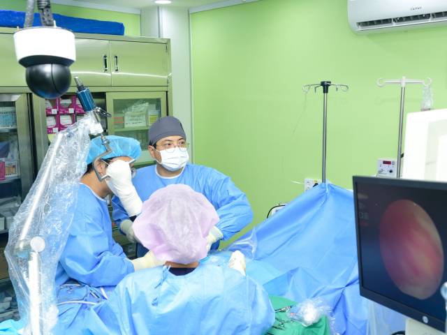 굳센병원 의료진이 리제네텐을 시술하고 있다. 굳센병원 제공.