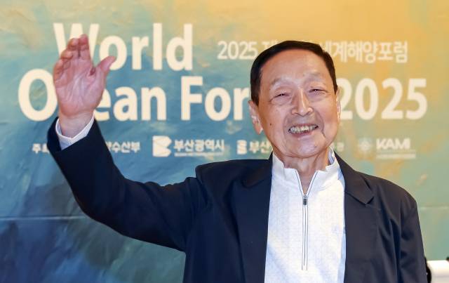 22일 제19회 세계해양포럼 연계행사인 대한민국 해양인의 밤에서 제16회 대한민국 해양대상을 수상한 김영치 남성해운 회장이 활짝 웃고 있다. 김종진 기자 kjj1761@