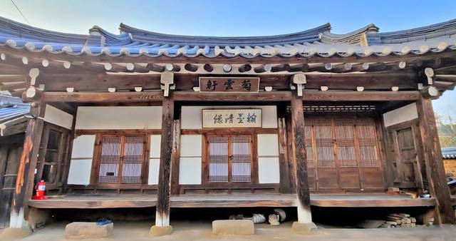 오일도 시인의 생가 중문채 오른쪽의 사랑채에는 '국운헌'과 '한묵청록'이라는 편액이 걸려 있다. '