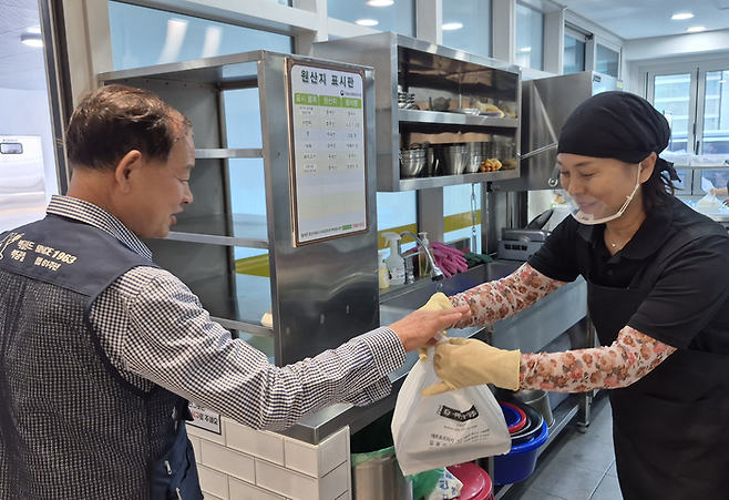 24일 오전 11시 대구 중구 노인일자리 사업장 마실김밥 4호점에서  근무하는 박윤희(64)씨가 손님에게 김밥을 건네고 있다. 조윤화 기자