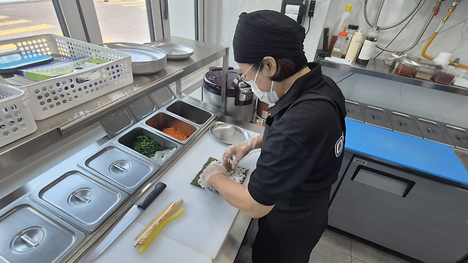 24일 오전 11시 대구 중구 노인일자리 사업장 마실김밥 4호점에서  근무하는  임정숙(65)씨가 김밥을 말고 있다. 조윤화 기자