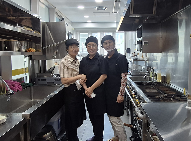 24일 오전 11시 대구 중구 노인일자리 사업장 마실김밥 4호점에서  근무하는 임점희(맨 왼쪽·68), 임정숙(65), 박윤희(64)씨가 주방에서 미소를 짓고 있다. 조윤화 기자