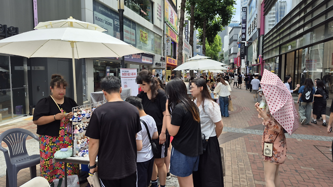 6일 오후 대구 중구  2025년 동성로 놀장 축제를 찾은 시민들이 악세서리 부스를 구경하고 있다. 조윤화 기자