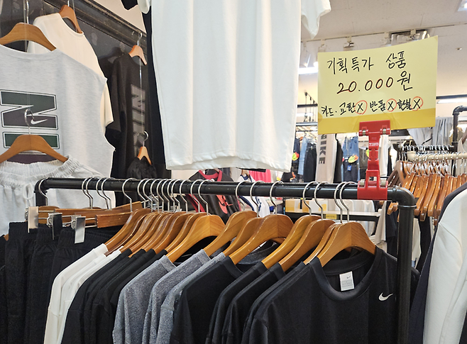 14일 서문시장의 한 옷가게에 인기브랜드 로고가 찍힌 옷들이 걸려있는 모습. 서민지기자 mjs858@yeongnam.com