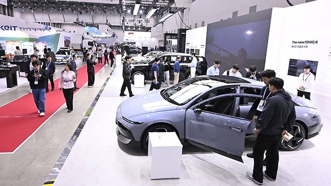 22일 대구 엑스코에서 열린 미래혁신기술박람회(FIX 2025)에서 관람객들이 현대자동차 부스를 아이오닉 6를 비롯한 전기차를 살펴보고 있다. FIX 2025는 미래형 모빌리티와 로봇 산업의 융합을 주제로 25일까지 엑스코 전관에서 진행된다. 이현덕기자 lhd@yeongnam.com