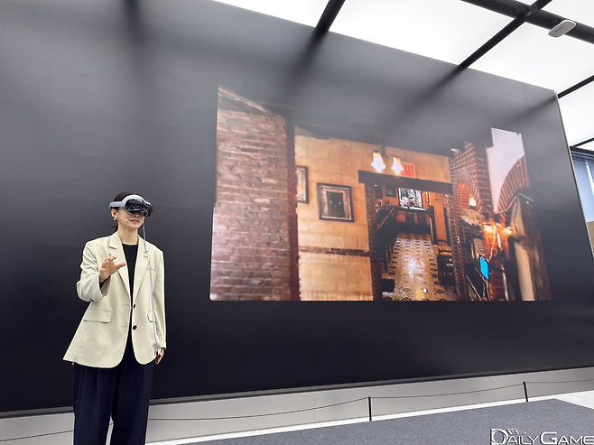 AI 기반의 다양한 정보 및 콘텐츠를 눈 앞에서 이용할 수 있다.