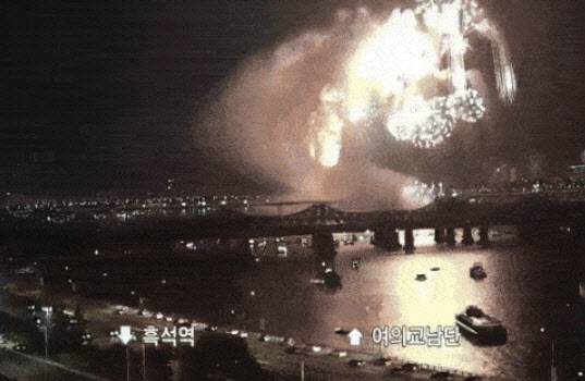 지난달 27일 서울 여의도 한강공원 일원에서 열린 ‘2025 서울세계불꽃축제’를 보기 위해 올림픽대로 한편에 멈춰선 차들. (사진=연합뉴스)