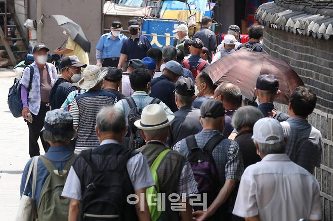 [이데일리 이영훈 기자]서울 종로구 탑골공원 한 무료급식소에서 점심식사를 하려는 노인들이 줄을 서고 있다.