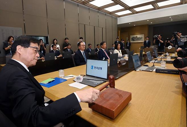 [사진공동취재단] 이창용 한국은행 총재가 지난8월28일 오전 서울 중구 한국은행에서 열린 금융통화위원회에서 의사봉을 두드리고 있다.